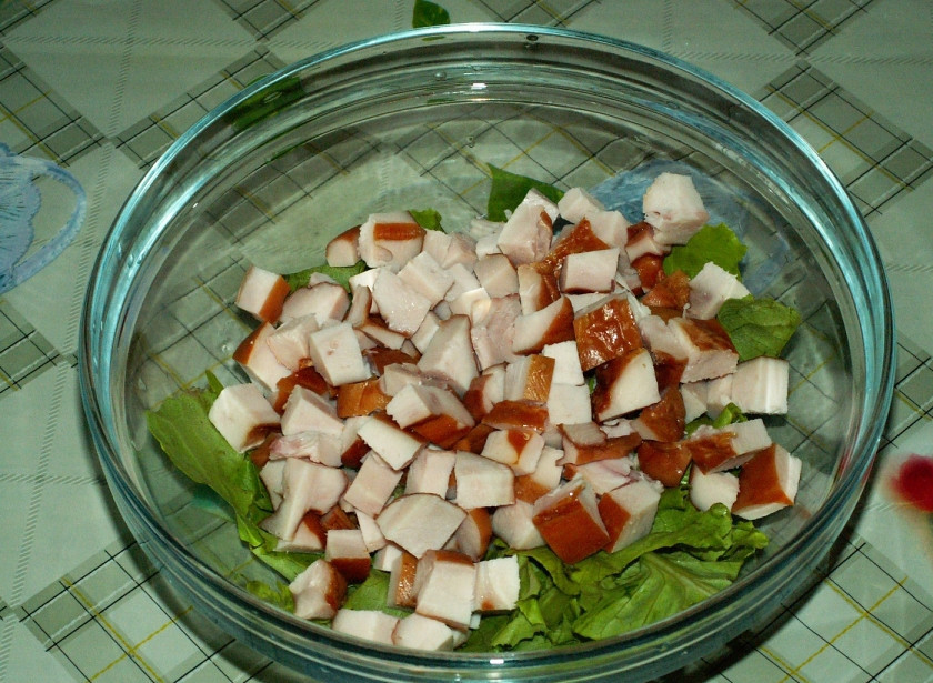 1. Этап. Cалат с копченой куриной грудкой: 7. Следом выложить измельченную грудку.