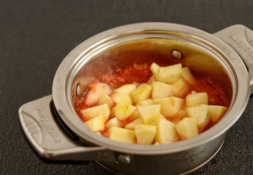 1. Этап. Соус «Краснодарский»: Яблоки очистите от кожуры, удалите сердцевину, затем нарежьте на квадратики среднего размера. Добавьте их к закипевшему томатному пюре.