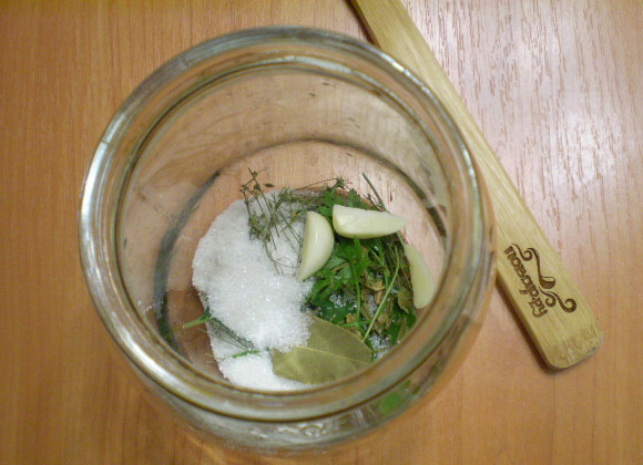 1. Этап. Огурчики с хреном: На дно чистой банки уложите специи, соль, сахар.