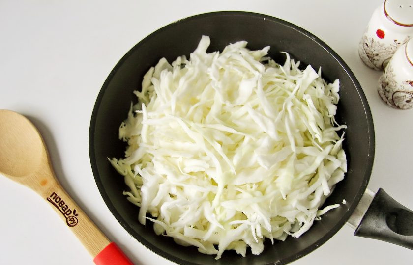 1. Этап. Овощная запеканка в духовке: Обжарьте лук в течение 2-3 минут и добавьте нарезанную тонко капусту.