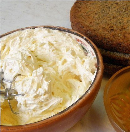 1. Этап. Торт исключительный: 4. Отправим будущие коржи на 40 минут в раскаленную духовку. Достаем, остужаем и нарезаем на три коржа. Крем делаем, взбивая масло со сгущенкой.