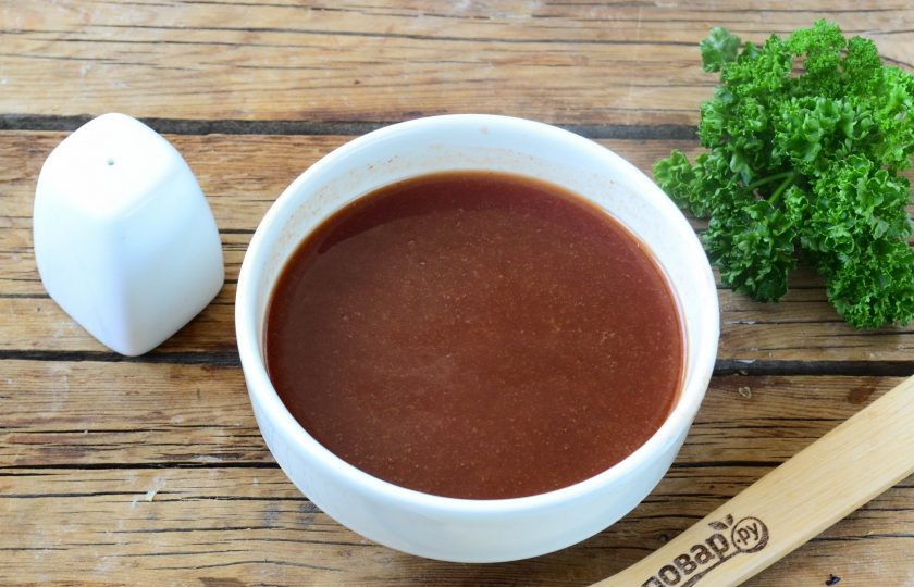 1. Этап. Свиные кусочки в кока-коле: Приготовьте соус. Для этого смешайте кетчуп и кока-колу. Соль и перец можно добавить прямо в соус, а можно натереть ими само мясо. Это уж как вы захотите, я добавила соль и перец в соус. Соус необходимо хорошенько перемешать, чтобы кетчуп полностью растворился в кока-коле и получилась однородная жидкость.