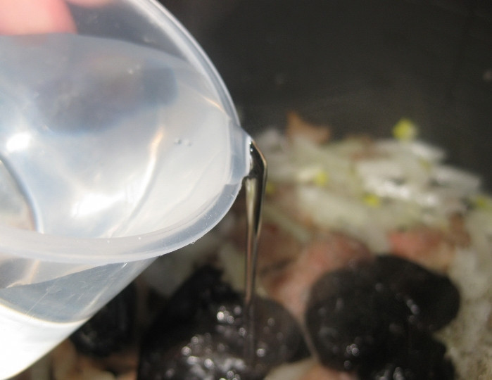 1. Этап. Гуляш из телятины в мультиварке: После этого наливаем в чашу мультиварки воду или бульон так, чтобы жидкость полностью накрывала мясо.