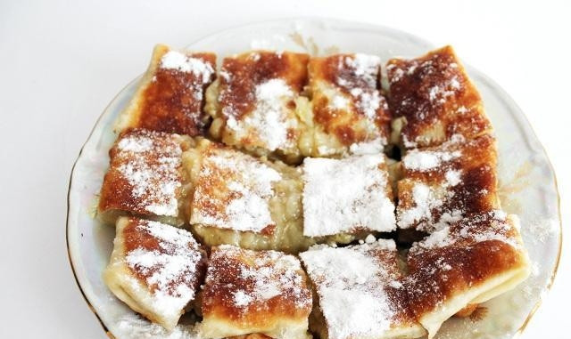 1. Этап. Тайские блины с бананом: Готовый десерт нарежьте квадратиками. Украсьте его сахарной пудрой и подавайте к столу. Приятной дегустации!