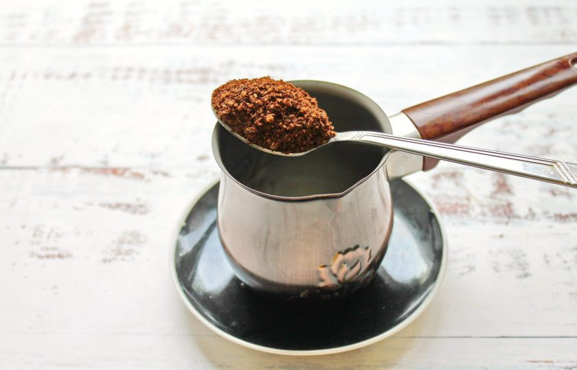 1. Этап. Апельсиновый кофе с орехом пекан: В турку выложите одну столовую ложку смеси из кофе и пекана, добавьте апельсиновый экстракт и залейте горячей водой. Варите кофе на медленном огне, не давая закипеть, в 5-6 заходов. Затем снимите с огня и дайте постоять 4-5 минут.