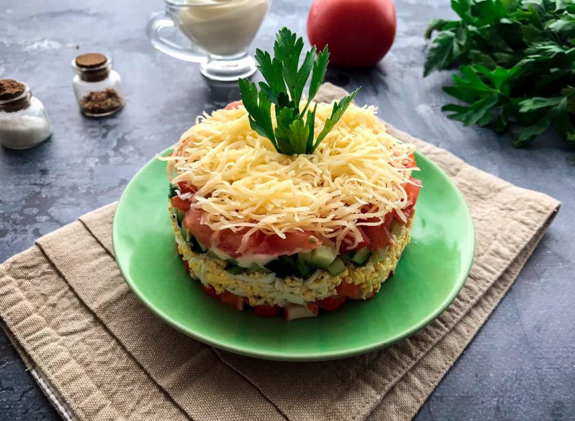 1. Этап. Салат Безумный с крабовыми палочками: Украсьте салат зеленью и подавайте к столу. Приятного аппетита!