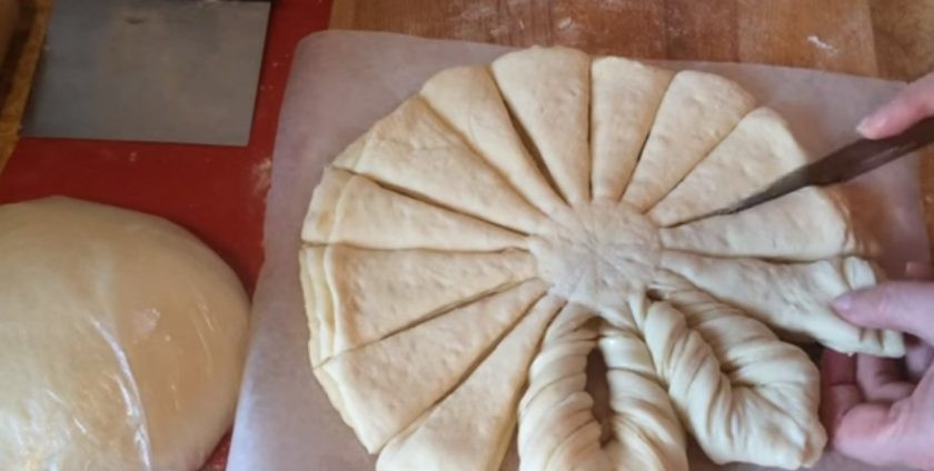 1. Этап. Булочки, политые шоколадом: Острым ножом разрежьте пирог по разметке на 16 частей. Затем возьмите две соседние полоски и перекрутите их в противоположные стороны три раза. Закрепите концы так, чтобы получилась овальная форма.