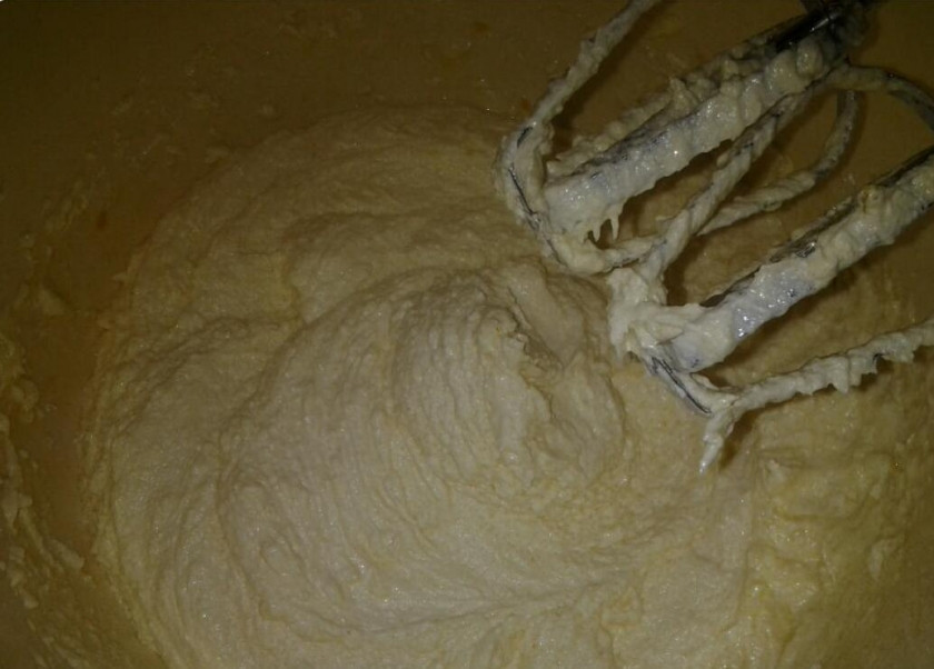 1. Этап. Печенье в формочках: 3. Соединяем яичную массу со сливочным маслом и взбиваем миксером до однородной консистенции.