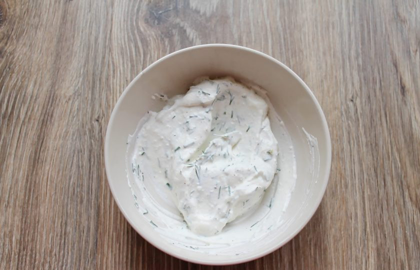 1. Этап. Форель запеченная в сметане: Сметану выложите в миску, и добавьте мелко резаный укроп, немного посолите и перемешайте.