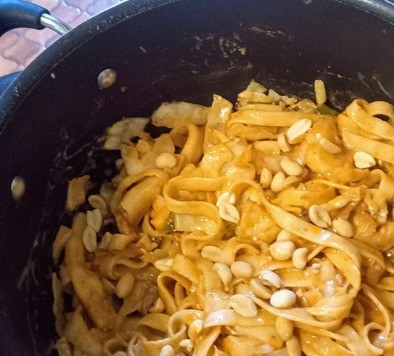 1. Этап. Лапша с арахисовым маслом и кочуджаном: Смешать с заправкой. Прогреть 2 минуты. Добавить столовую ложку крахмалистой жидкости от лапши, если в этом есть необходимость. Посыпать арахисом. Приятного аппетита.