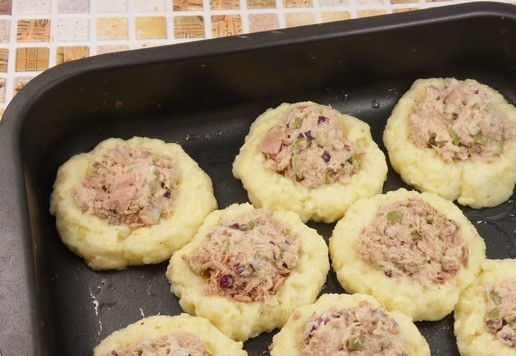 1. Этап. Картофельные ватрушки с тунцом: Начинку разделить на 8 частей. Каждую часть выложить в подготовленное углубление в картофельной ватрушке. Выпекать в духовке при 180 градусах 35 минут.