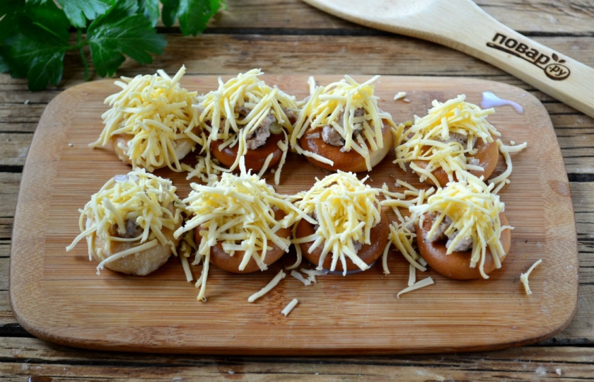 1. Этап. Сушки, фаршированные фаршем: Сверху обильно присыпьте натертым на мелкой терке твердым сыром.