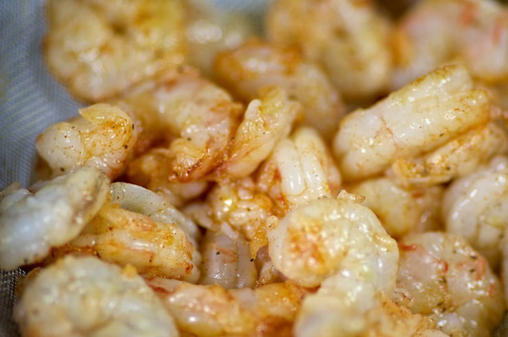 1. Этап. Креветки под соусом: 3. Перемешать их как следует и оставить пока в стороне.