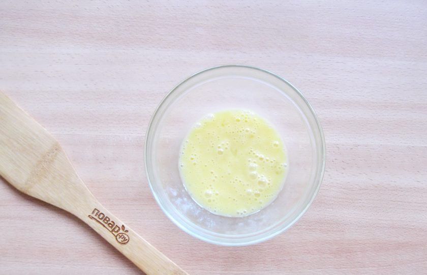 1. Этап. Карп в духовке на луковой подушке: В мисочке взбейте яйцо.