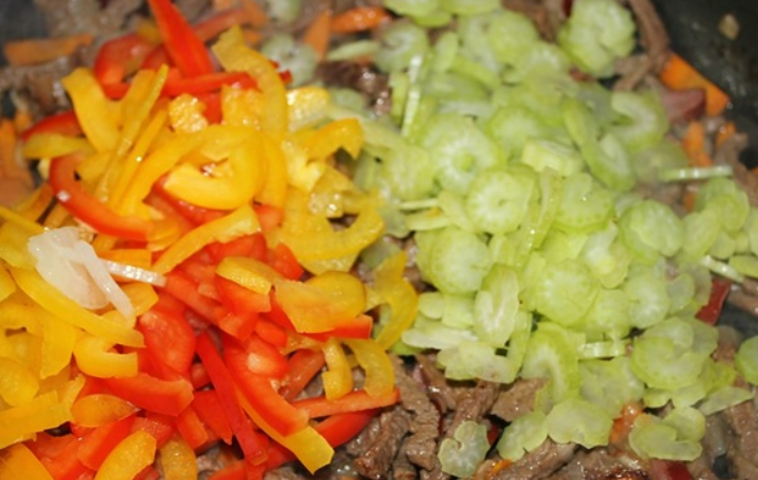 1. Этап. Мексиканский фасолевый суп: Также кладем измельченный сельдерей и болгарский перец.