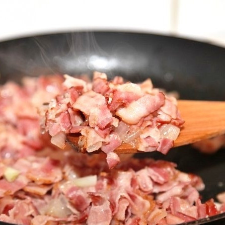 1. Этап. Пирожки со шпиком: Тем временем подготовим начинку: обжарим мелко нарезанный лук и бекон на сковороде без масла до прозрачности лука. Добавляем перец по вкусу, отставляем.