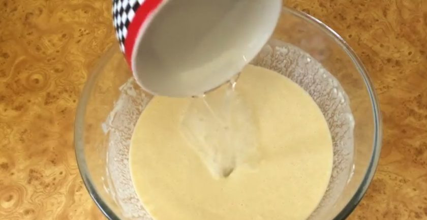 1. Этап. Вкусные блинчики на воде: 2. Накройте тесто крышкой и оставьте на 20 минут. Добавьте кипяток, смешанный с лимонной кислотой, очень быстро размешивая тесто венчиком. Затем добавьте растительное масло и перемешайте до однородности.