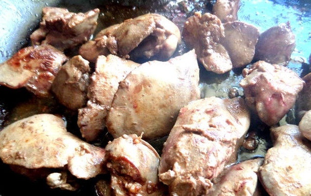 1. Этап. Картофляники с печенкой: Обжарьте до готовности.