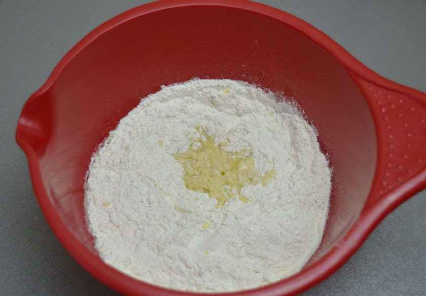 1. Этап. Польские булочки: Всыпьте просеянную муку.