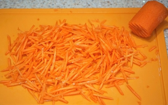 1. Этап. Салат из печени говяжьей: 3. Морковь очистите и натрите на терке (часть можно оставить и использовать в качестве украшения перед подачей).