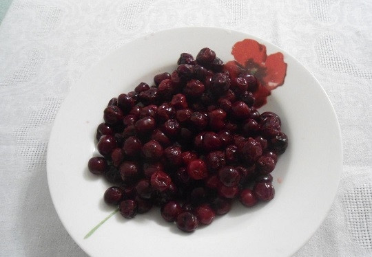 1. Этап. Морс из вишни замороженной: 2. Если на вишне много льда лучше всего промыть ее под холодной водой. Как только вода закипит, выложите ягоды в кастрюлю.