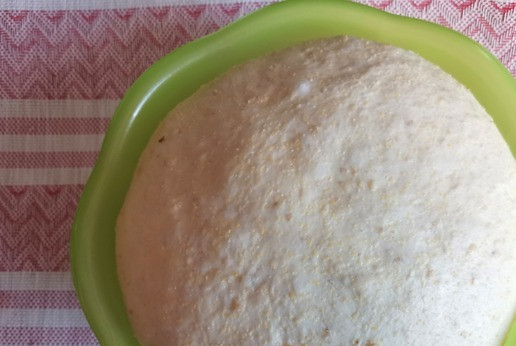 1. Этап. Хлеб Воздушный: Поднявшееся тесто обмять, разделить на две равные части, скатать колобки и уложить в смазанные маслом формы.