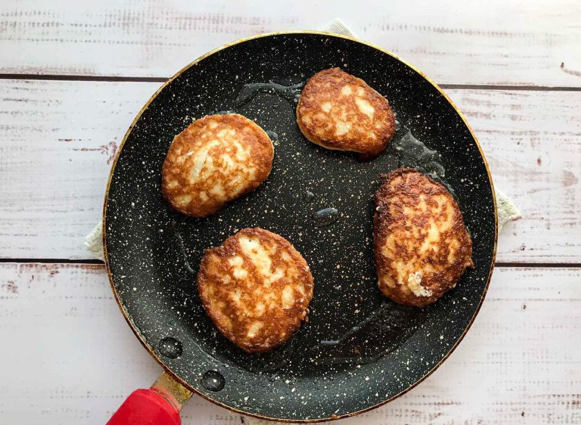 1. Этап. Овсяные оладьи с творогом: На хорошо разогретую сковороду с растительным маслом ложкой выложите тесто, и обжаривайте оладьи 3-4 минуты с каждой стороны.