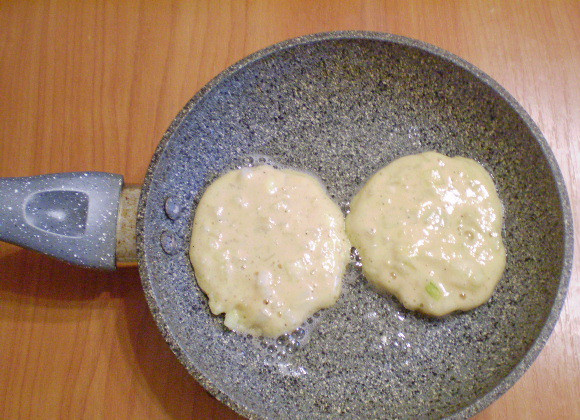 1. Этап. Цыбульники львовские: 7. Разогреваем масло на сковороде. Ложкой выкладываем как на оладьи. Жарим до корочки.