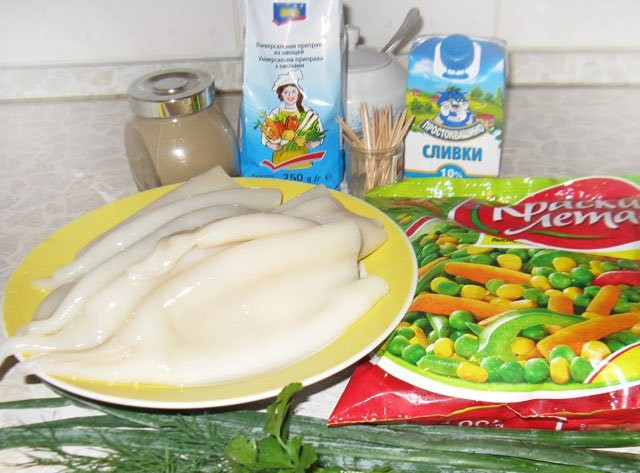 1. Этап. Кальмары, фаршированные овощами: 1. Вот такой яркий и аппетитный набор ингредиентов необходим, чтобы повторить этот простой рецепт кальмаров, фаршированных овощами, на вашей кухне.