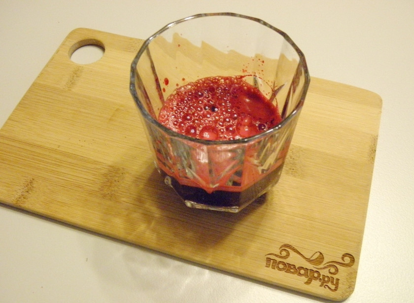 1. Этап. Постная колбаса: С помощью соковыжималки или марли отцедите свекольный сок. Количество сока по желанию, от него будет зависеть интенсивность окраски колбасы. На вкус не повлияет, свеклы не слышно в готовой колбасе.