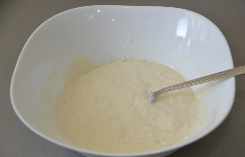 1. Этап. Хворост из жидкого теста: Размешайте тесто до однородной массы, миксер здесь не требуется, тесто должно быть как густая сметана.