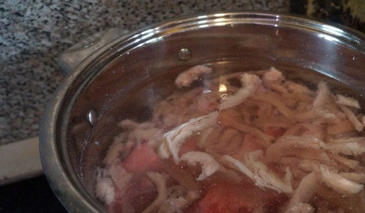 1. Этап. Фляки господарские: Уложить в кастрюлю говяжьи кости, рубец, залить холодной водой, довести до кипения. Снять пену.