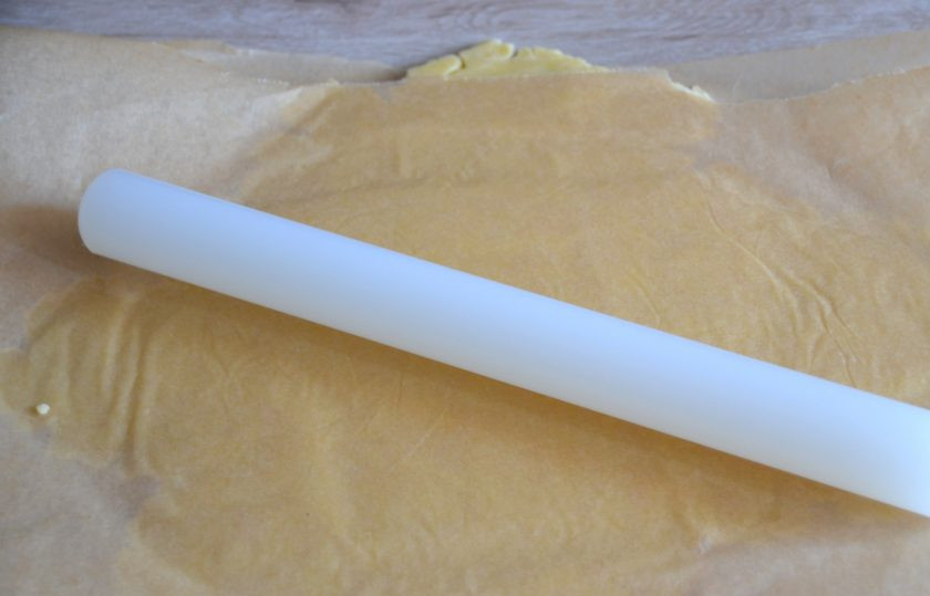 1. Этап. Баноффи пай с выпечкой: Раскатайте тесто между двух листов пергамента толщиной примерно 5 мм.