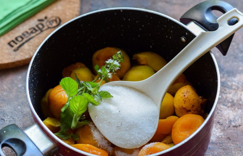 1. Этап. Абрикосовое варенье с мятой: Добавьте к абрикосам сахар и мяту. Варите варенье на маленьком огне 30 минут.