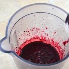 1. Этап. Морс из черной смородины: Вливаем туда же стакан кипятка и при помощи блендера измельчаем все до однородности.