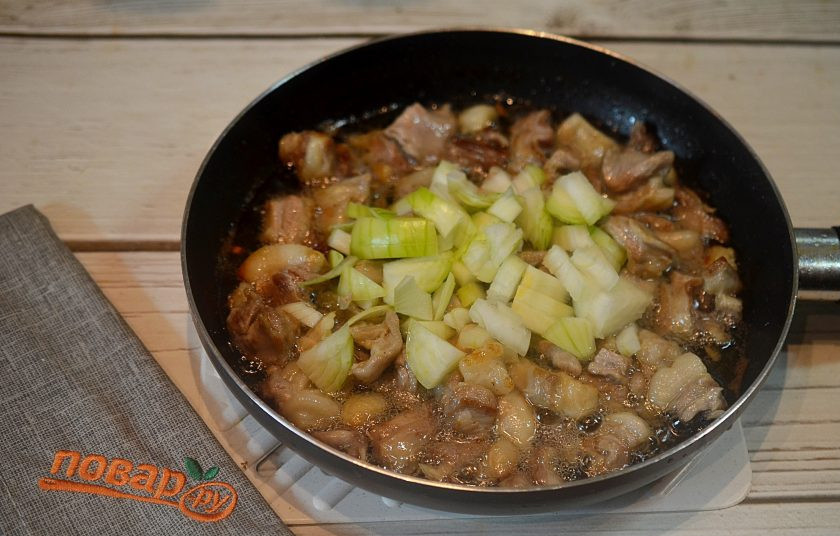 1. Этап. Оши палов: 8. Добавьте оставшийся лук и обжарьте все вместе.