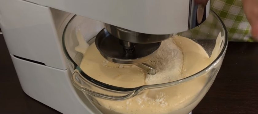 1. Этап. Булочки-плетенки с корицей и маком: 2. Добавьте ваниль, сахар и взбейте до растворения сахара. Добавьте дрожжи с мукой, мягкое сливочное масло, оставшуюся просеянную муку. Замесите тесто деревянной ложкой, после чего переложите тесто на присыпанный мукой стол.