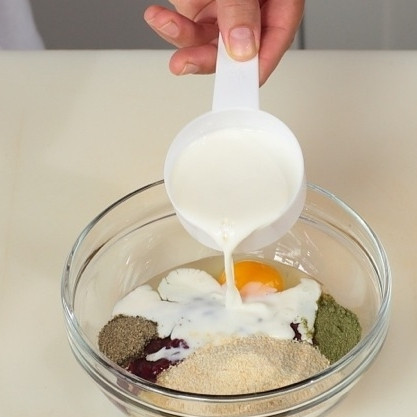 1. Этап. Фаршированный цыпленок: Смешать нарезанную печень, сухари, яйцо, зелень, соль, перец и молоко. На выходе у вас должна получиться масса кремообразной консистенции.