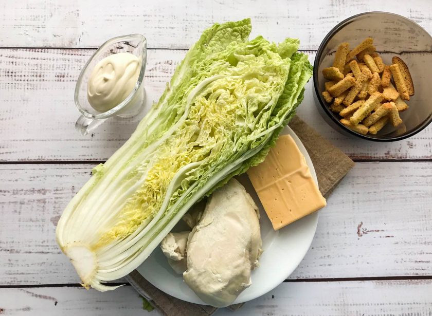 1. Этап. Пекинский салат с курицей и сухариками: Подготовьте все необходимые ингредиенты для приготовления салата из пекинской капусты с курицей и сухариками.