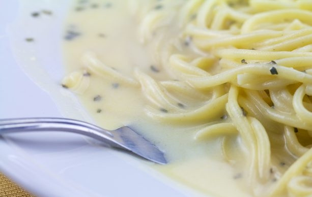 1. Этап. Белый соус к спагетти: Ну вот, осталось отправить спагетти в соус, хорошенько все перемешать и подавать.