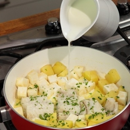 1. Этап. Треска с картошкой: Залейте все это дело молоком и тушите 20 минут на среднем огне. Если молоко будет выпариваться, подливайте еще. Треска с картошкой должна тушиться в молоке.