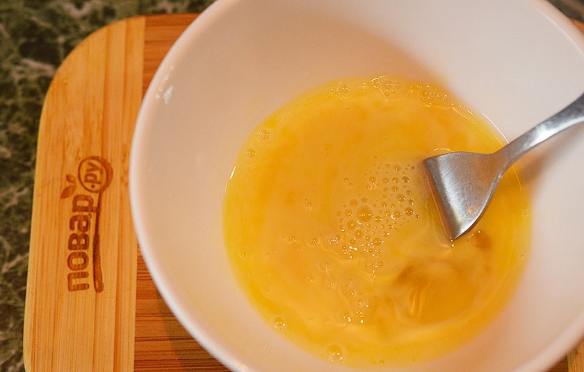 1. Этап. Тилапия Milanese: 2. В отдельной посуде вилкой взбейте яйцо.