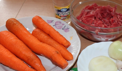 1. Этап. Мясное хе (оригинальный рецепт): Начинаем с подготовки основных ингредиентов. Очищаем морковь, а говядину промываем.