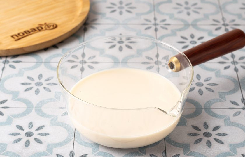 1. Этап. Вкусное молоко с медом: Молоко доведите до кипения, затем убавьте огонь на средне-низкий.