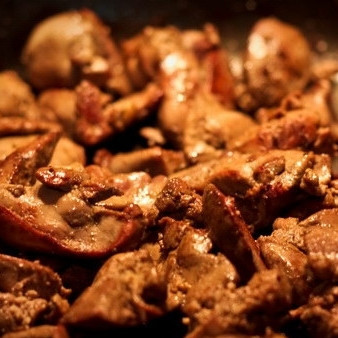 1. Этап. Салат из печени: Печень сперва хорошенько промываем, а затем обжариваем на масле до полной готовности. Жарить надо на среднем огне.