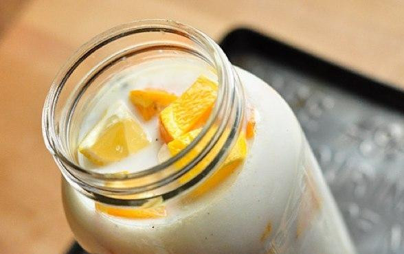 1. Этап. Домашний молочный ликер: Просто-напросто смешиваем все наши ингредиенты в баночке или другой стеклянной емкости. Лимон (или апельсин) нарезать крупными кусками и бросить туда же. Закрываем крышкой и оставляем на 10 дней в сухом прохладном месте. Ежедневно стеклянную емкость необходимо взбалтывать.