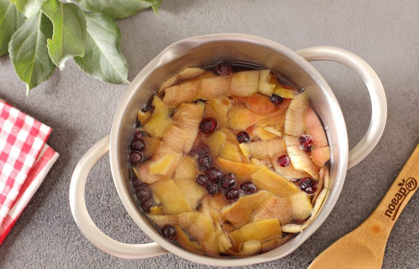 1. Этап. Компот из кожуры яблок: Доведите вновь все до кипения и снимите с огня. Компот из кожуры яблок готов.