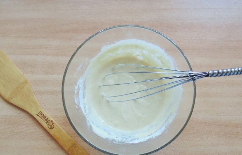 1. Этап. Оладьи для похудения: Тщательно перемешайте яйцо, кефир и муку.