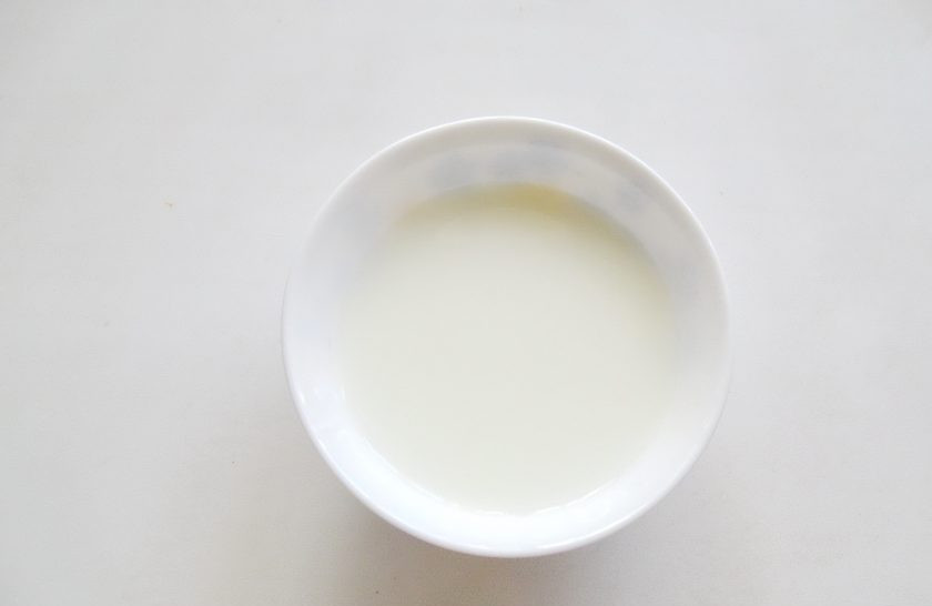 1. Этап. Кисель из вишен и абрикосов: Разведите 2 столовые ложки крахмала в 100 мл холодной воды.