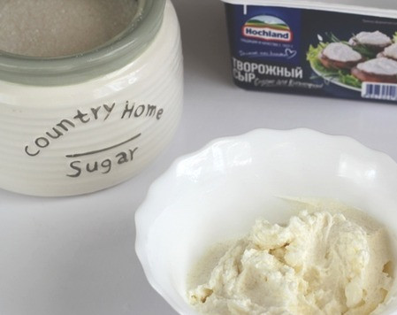 1. Этап. Галета со сливами: Смешиваем сахар с творожным сыром.